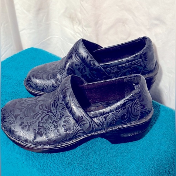 B.O.C Nursing Shoes Women's US Size 8M Navy Blue Paisley Embossed Clogs VGUC - Picture 2 of 7